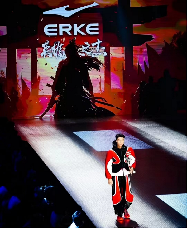  National sports brand Hongxing Erke Xingyao launched a big show to pay tribute to the Chinese people's own heroes