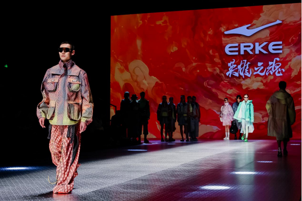  National sports brand Hongxing Erke Xingyao launched a big show to pay tribute to the Chinese people's own heroes