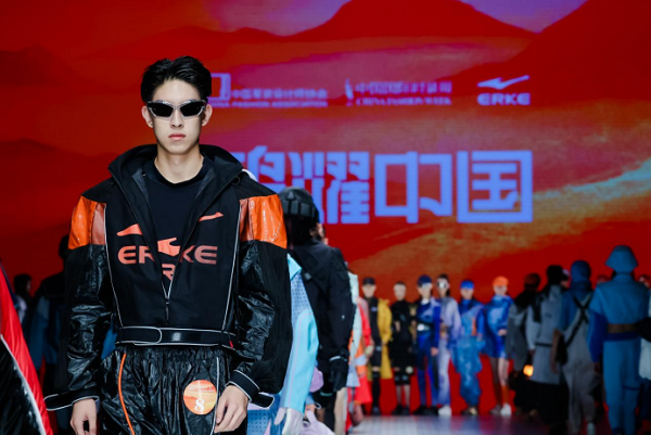  National sports brand Hongxing Erke Xingyao launched a big show to pay tribute to the Chinese people's own heroes